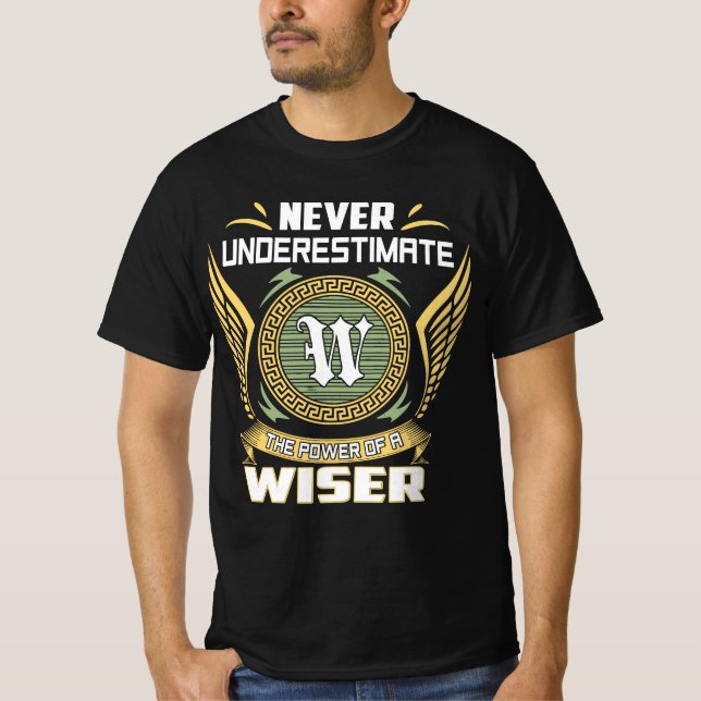Never Underestimate The Power Of A Wiser T-Shirt (Vorderseite)