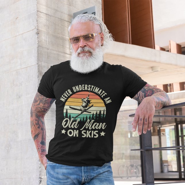 Never Understimate an Old Man On Skis funny Ski T-Shirt (Von Creator hochgeladen)