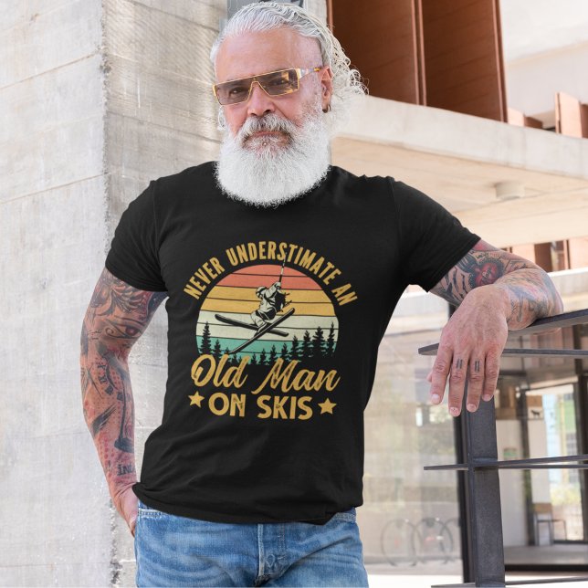  Never Understimate an Old Man On Skis funny T-Shirt (Von Creator hochgeladen)