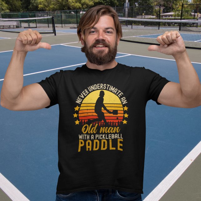 Never Understimate an Old Man With a Pickleball  T-Shirt (Von Creator hochgeladen)