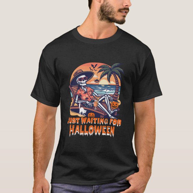 Never Waiting for Halloween Skeleton T-Shirt (Vorderseite)