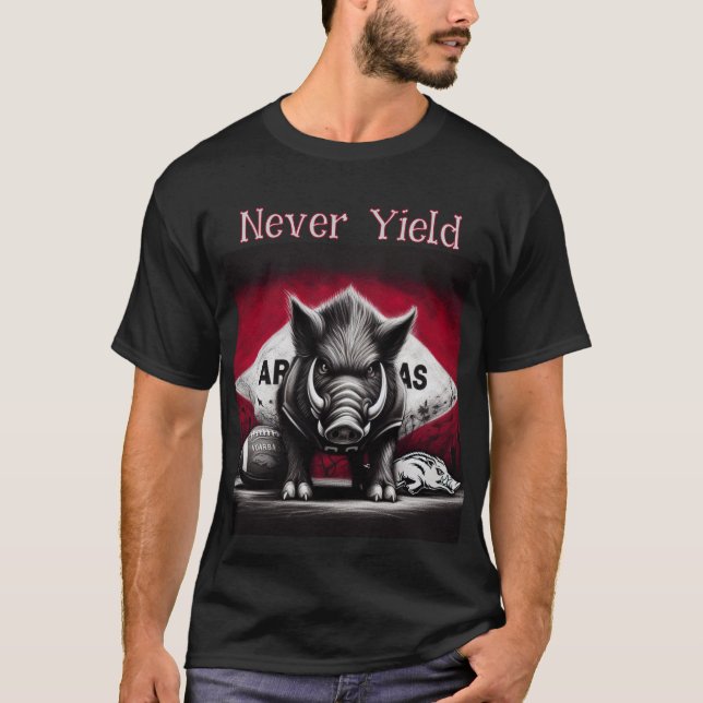 Never Yield Razorbacks Tee (Vorderseite)