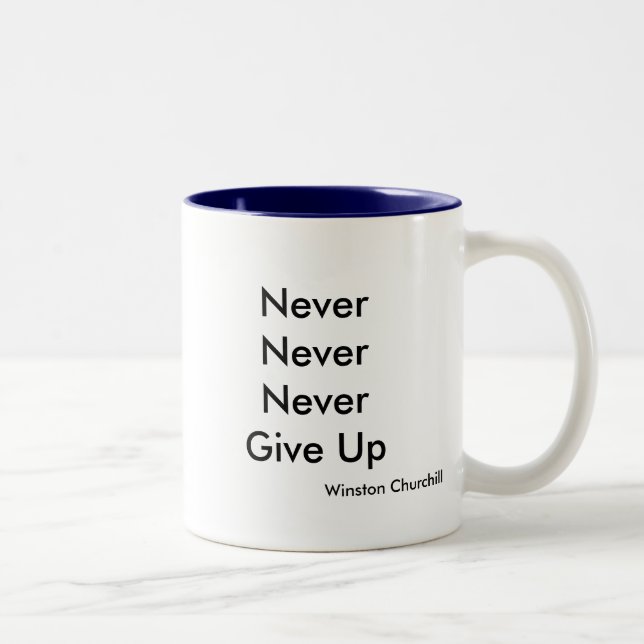 NeverNeverNeverGive oben, Winston Churchill Zweifarbige Tasse (Rechts)
