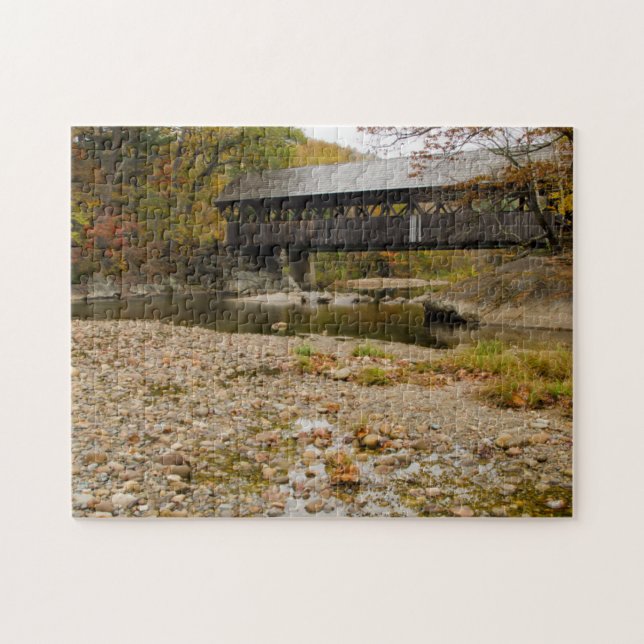 New Covered Bridge über Fluss im Herbst (Horizontal)