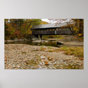 New Covered Bridge über Fluss im Herbst Poster