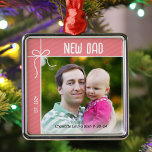 New Dad and Baby First Christmas Foto Ornament Aus Metall<br><div class="desc">Ein personalisiertes Ornament,  um dein erstes Jahr als Vater zu feiern,  ist so ein herzlicher Weg,  diese wertvollen Erinnerungen zu schätzen. Personalisieren Sie dieses bezaubernde Weihnachtsschmuck mit einem Foto von Ihnen und Ihrem Baby,  dem Namen und dem Geburtsdatum Ihres Babys.</div>