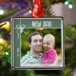 New Dad and Baby First Christmas Foto Ornament Aus Metall<br><div class="desc">Ein personalisiertes Ornament,  um dein erstes Jahr als Vater zu feiern,  ist so ein herzlicher Weg,  diese wertvollen Erinnerungen zu schätzen. Personalisieren Sie dieses bezaubernde Weihnachtsschmuck mit einem Foto von Ihnen und Ihrem Baby,  dem Namen und dem Geburtsdatum Ihres Babys.</div>