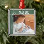 New Dad First Christmas Foto Ornament Aus Metall<br><div class="desc">Feiern Sie Ihr erstes Jahr als Vater mit diesem Sake-Ornament. Personalisieren Sie das bezaubernde Ornament mit einem Foto von Ihnen und Ihrem Kind,  mit dem Namen und dem Geburtsdatum Ihres Babys.</div>