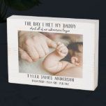 New Daddy Foto Keepake Geschenk Holzkisten Schild<br><div class="desc">Dieses süße Design lautet: Der Tag,  an dem ich meinen Papa kennenlernte,  begann all unsere Abenteuer. Fügen Sie ein Foto und die Geburtsdaten Ihres Babys hinzu,  um sie zu personalisieren. Das Foto der Modelle dient zur Veranschaulichung und kann in ein eigenes Bild umgewandelt werden.</div>