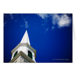New England Church Steepe mit einem Royal Blue Sky