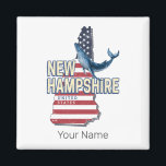 New Hampshire United Staaten Retro Staat Map Magnet<br><div class="desc">New Hampshire, Staat in den Vereinigten Staaten mit Karte und Waldesign, Vintage US-Flagge, Souvenir für New England Urlaub. Neues Hampshire mit Retro-Waldesign und Karte als Andenken der USA für Stadt und Amerika! Lifestyle für New Hampshire Backpacker und amerikanische Stadtrundfahrten. Neues Hampshire mit Fahne, Staat in Amerika, Vintage Landkarte und Waldesign...</div>