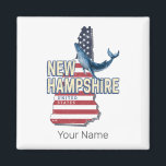 New Hampshire United Staaten Retro Staat Map Magnet<br><div class="desc">New Hampshire, Staat in den Vereinigten Staaten mit Karte und Waldesign, Vintage US-Flagge, Souvenir für New England Urlaub. Neues Hampshire mit Retro-Waldesign und Karte als Andenken der USA für Stadt und Amerika! Lifestyle für New Hampshire Backpacker und amerikanische Stadtrundfahrten. Neues Hampshire mit Fahne, Staat in Amerika, Vintage Landkarte und Waldesign...</div>