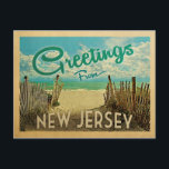 New Jersey Shore Postcard Beach Vintage Travel Postkarte<br><div class="desc">Dieses Greetings From New Jersey Vintage Postcard Design verfügt über einen Sandstrand mit einem schönen türkisfarbenen Ozean Wasser und über dem Meer,  einen blauen Himmel mit billigen weißen Wolken. Im Vintage Reisen Stil.</div>