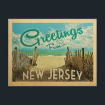 New Jersey Shore Postcard Beach Vintage Travel Postkarte<br><div class="desc">Dieses Greetings From New Jersey Vintage Postcard Design verfügt über einen Sandstrand mit einem schönen türkisfarbenen Ozean Wasser und über dem Meer,  einen blauen Himmel mit billigen weißen Wolken. Im Vintage Reisen Stil.</div>