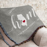 New Jersey Zuhause Staat Personalisiert Rustic Decke<br><div class="desc">Zeigen Sie Zuhause-Staatsstolz mit dieser niedlichen rustikalen grauen Werftdecke mit "Zuhause" in weißer Kalligrafie-Schrift mit einer Silhouette des Staat von New Jersey, stehend für den Buchstaben "O". Eine rote Herzanzeige in der Staat-Karte vervollständigt das Design; Sie können die Herzposition in Ihrer Zuhause-Stadt ändern, indem Sie das Design-Tool öffnen und die...</div>