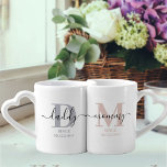 New Mommy and Daddy Monogram Pink and Grey Liebestassen<br><div class="desc">Tasse-Monogramm-Set für neue Mama und Papa (oder etablierte Eltern), die Sie mit dem Datum, an dem sie Mama und Papa werden, personalisieren können. Dieses Design hat elegante handgeschriebene Schrift, moderne Typografie und eine Farbpalette von silbergrau, subtil pink, schwarz und weiß. Eine Tasse hat ein Monogramm Initial D mit dem Namen...</div>