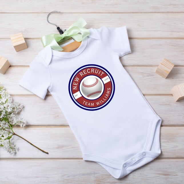 "New Recruit" Benutzerdefinierter Familienname Bas Baby Strampler (Von Creator hochgeladen)
