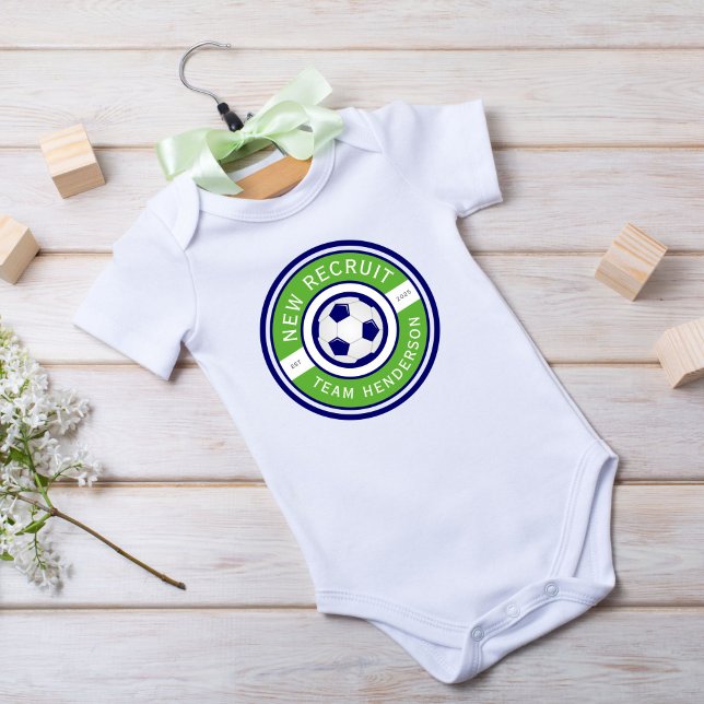 "New Recruit" Benutzerdefinierter Familienname grü Baby Strampler (Von Creator hochgeladen)