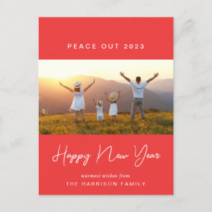 New Year Peace Out 2022 Fotos Modern Red Feiertagspostkarte