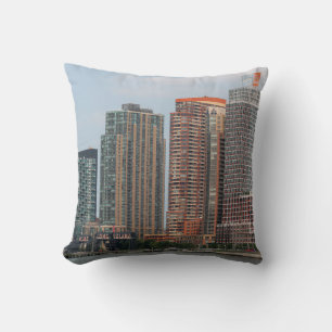 NEW YORK - 5. JULI 2015: Long Island City Wasserfi Kissen
