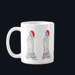 New York Christmas NYC Skycraper Santa Claus Hat Kaffeetasse<br><div class="desc">Die Tasse zeigt eine originelle Abbildung eines klassischen New Yorker Wolkenkratzers,  der zu Weihnachten mit einem roten Weihnachtshut "gekleidet" ist. Sehen Sie nicht,  wonach Sie suchen? Brauchen Sie Hilfe bei der Anpassung? Kontaktieren Sie Rebecca,  um etwas für Sie entworfen zu haben.</div>