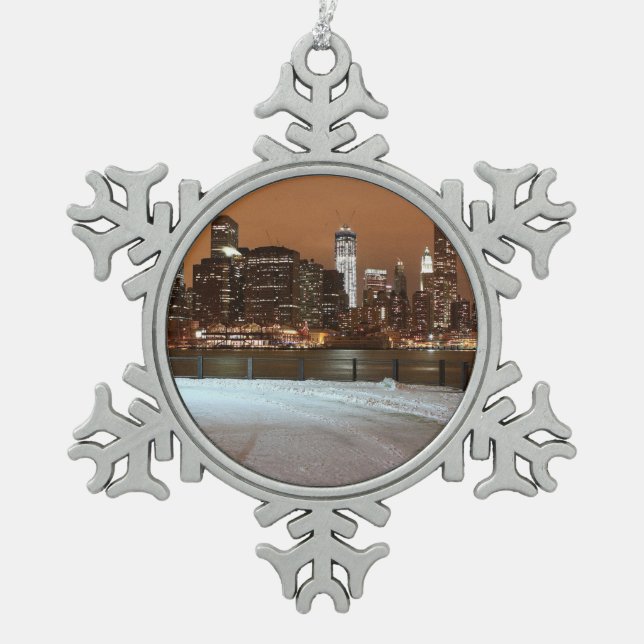 New York City erblendete im Schnee Schneeflocken Zinn-Ornament (Vorderseite)