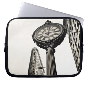 New York City - Flatiron Gebäude und Uhr Laptopschutzhülle