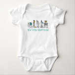 New York City NYC Hanukkah Chanukah Judenurlaub Baby Strampler<br><div class="desc">Baby Anzug präsentiert eine originelle Illustration der New Yorker Sehenswürdigkeiten "gekleidet" für die Urlaubssaison, mit NEW YORK HANUKKAH in einem lustigen blauen Schriftart. Ideal, um Chanukah in NYC zu feiern! Sehen Sie nicht, wonach Sie suchen? Brauchen Sie Hilfe bei der Anpassung? Klicken Sie auf "Diesen Designer gefragt", um etwas für...</div>