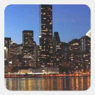 New York City Skyline bei Nacht Quadratischer Aufkleber