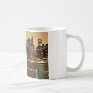New York City Skyline bei Nacht über Wasser Kaffeetasse