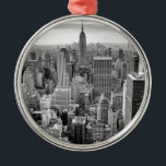 New York City Skyline Silbernes Ornament<br><div class="desc">Schwarz-Weiß-Amerikanische Städte Kunstfotografie - New York City Manhattan Vintages Foto Image</div>