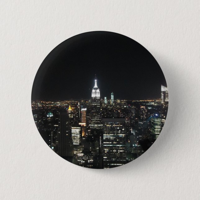 New York große Apple Manhattan am Nachtgeschenk Button (Vorderseite)