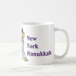 New York Hanukkah Gelt NYC Skycraper Holiday Kaffeetasse<br><div class="desc">Die Tasse zeigt eine originelle Marker-Abbildung einer klassischen NYC-Sehenswürdigkeit "gekleidet" für den Hanukkah-Urlaub. Diese Chanukah Illustration ist auch auf anderen Produkten verfügbar. Sehen Sie nicht,  wonach Sie suchen? Brauchen Sie Hilfe bei der Anpassung? Kontaktieren Sie Rebecca,  um etwas für Sie entworfen zu haben.</div>