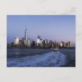 New York Skyline bei Dämmerung mit Fährschiff Postkarte