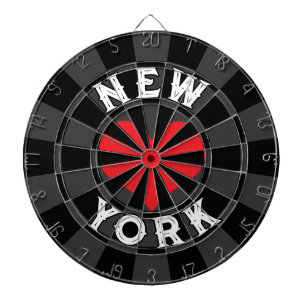 NEW YORK Weißer Text über schwarzes Holzkohleherz Dartscheibe
