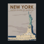 New Yorker Freiheitsstatue Retro Postkarte<br><div class="desc">Das New Yorker Reisedesign im Retro-Stil. Die Freiheitsstatue ist eine kolossale neoklassizistische Skulptur auf Liberty Island im New Yorker Hafen in New York City.</div>