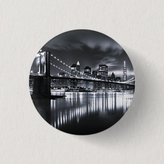New Yorker Skyline Brooklyn Bridge Monochrom Nacht Button