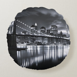New Yorker Skyline Brooklyn Bridge Monochrom Nacht Rundes Kissen