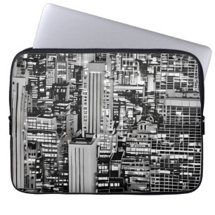 New Yorker Stadtbild in Schwarz und Weiß Laptopschutzhülle