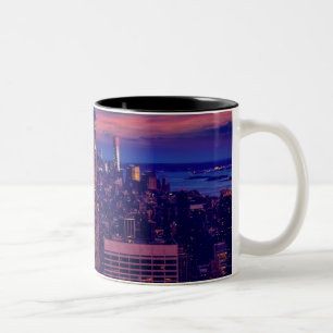 New Yorker Stadtlandschaft bei Nacht Zweifarbige Tasse