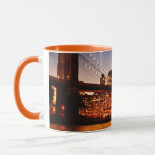 New- YorkStadtbild mit Brücke über Fluss Tasse
