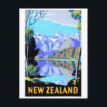 New Zealand Lake Matheson Vintage Travel Poster Postkarte<br><div class="desc">Das neu gestaltete und digital verbesserte Vintage Reiseplakat des Matheson Sees in Neuseeland. Reisetage sind wieder hier. Unvollkommenheiten beseitigt. Farben korrigiert.</div>