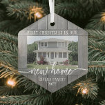 New Zuhause First Christmas 1 Foto Imitate Grau Wo Ornament Aus Glas<br><div class="desc">Feiern Sie die Freude an Ihrem neuen Ort mit einem maßgeschneiderten Foto "Erste Weihnachten in unserem neuen Zuhause" Imitate graues Holz hexagonförmige Glas-Ornament. Bild und alle Formulierungen auf dieser Vorlage sind einfach zu personalisieren. (IMAGE PLACEMENT TIP: Eine einfache Möglichkeit, ein Foto genau so zu zentrieren, wie Sie es gewollt haben,...</div>