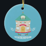 New Zuhause First Christmas Keramik Ornament<br><div class="desc">Niedliche whimsical First Christmas in New Zuhause,  als Speicher-Keepsake konzipiert. Niedliche Zuhause mit Ihrem Monogramm Initial und Name. Moderner Typografie-Text "First Christmas in New Zuhause". Einfach und lustig.</div>