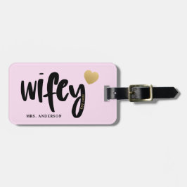 Newlylierte Wifey-Typografie Gepäckanhänger