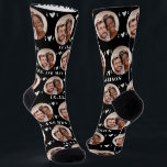 Newlyweds Foto Pattern Black Wedding Socken<br><div class="desc">Diese lustigen, frisch vermählten Foto-Muster schwarzen Hochzeitssocken zeigen das Foto und die weißen Herzen eines frisch verheirateten Paares in einem Offset-Muster und ihre Namen und das Hochzeitsdatum! Diese sind perfekt für den Bräutigam, wenn er den Gang hinuntergeht, als Brautparty zu Gunsten, oder als Brautbäder oder als Duschgeschenk für das glückliche...</div>