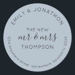 Newlyweds geben Name Adresse Dusty Blue zurück Runder Aufkleber<br><div class="desc">Ein modernes, vollständig anpassbares typografisches Design mit Ihren oben gekrümmten Namen und Ihrer Rücksendeadresse gebogen unten und Text in der Mitte Der neue Herr und Frau und Ihr verheirateter Name auf einem staubblauen Hintergrund. Der gesamte Text kann leicht personalisiert werden. Sie können auch Hintergrund- und Textfarben nach Ihrem Hochzeitstil ändern,...</div>