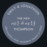 Newlyweds geben Name Adresse Dusty Navy Blue zurüc Runder Aufkleber<br><div class="desc">Newlyweds geben Name Adresse Dusty Navy Blue> Ein modernes, vollständig anpassbares typografisches Design mit Ihren Namen oben gebogen und Ihre Rücksendeadresse gebogen unten und Text in der Mitte The New Mr und Mrs. Und Ihr verheirateter Name auf einem staubigen marineblau blauen Hintergrund. Der gesamte Text kann leicht personalisiert werden. Sie...</div>