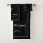 Newlyweds Geschenke Moderne Monogram Name Script C Badhandtuch Set<br><div class="desc">Neu Geschenke Moderne Monogram Name Script Chic Black Bath Handtuch Set. Stilvolles, personalisiertes, mit Monogramm Set für Handtuchhalter in Schwarz, Weiß und Gold. Klassische Schrift für den mit Monogramm Vornamen, die Namen der Braut und des Bräutigams und das Heiratsdatum auf einem schicken schwarzen Hintergrund. Das ideale Geschenk für ein Hochzeitsgeschenk,...</div>