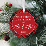 Newlywings First Christmas Tartan Holiday Foto Ornament<br><div class="desc">Dieses elegante Foto-Ornament hat eine runde Form mit einem klassischen roten Tartan und Text,  der sagt: "Unser erstes Weihnachten als Mr. & Mrs." und das Jahr. Auf der Rückseite ist ein Foto untergebracht. Ein wunderbares Urlaubspensum für alle Neuvermählten,  auch für Sie selbst!</div>